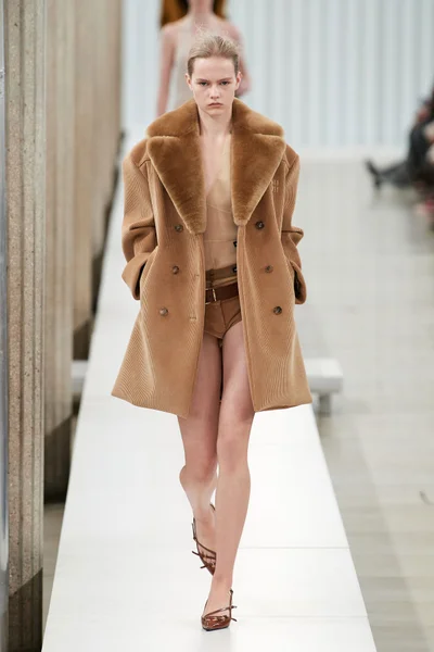 Look 4